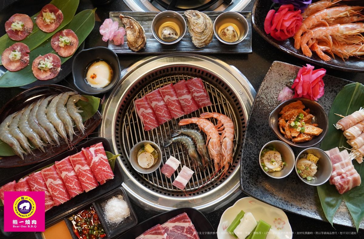 ▲馬辣旗下的「熊一頂級燒肉」改裝開幕，祭出全新菜單與4大優惠寵客。對中身分證「0、1、2」任兩碼，火烤雙享免費升級「卜卜蜆小火鍋」吃到飽；還有壽星同享全桌「美國SRF極黑和牛」升級吃到飽等4大優惠盤點。（圖／翻攝自熊一頂級燒肉 粉絲俱樂部）