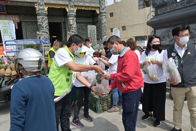 台南市議員參選人揪企業挺果農 5000顆鳳梨大方送鄉親
