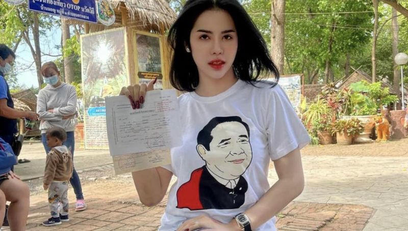 ▲在泰國小有名氣的變性網紅「娜拉」，指出自己因為穿著而被軍方刁難。（圖／翻攝自推特）