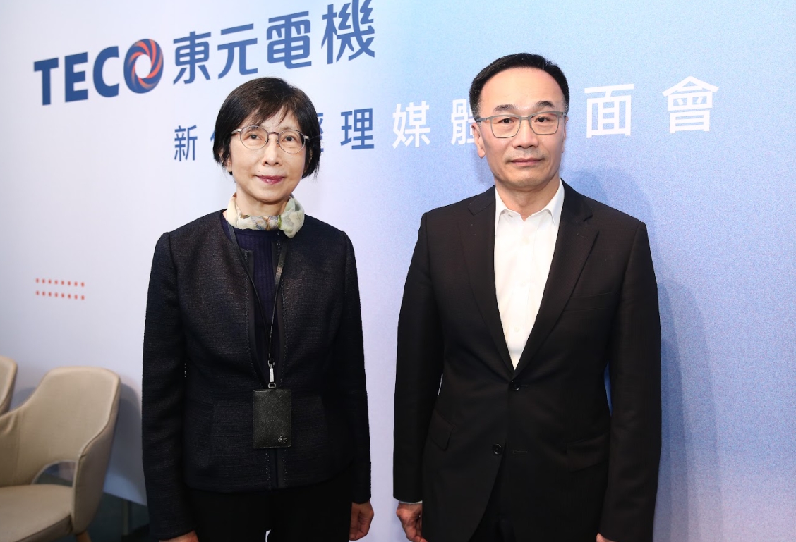 ▲東元電機今（7）日舉行新舊任總經理交接，由董事長邱純枝（圖左）監交，期許新任總經理范炘（圖右）在東元原本的基礎上，開創前瞻性的成長機會，並擘劃碳中和解決方案相關商機。（圖／東元提供）