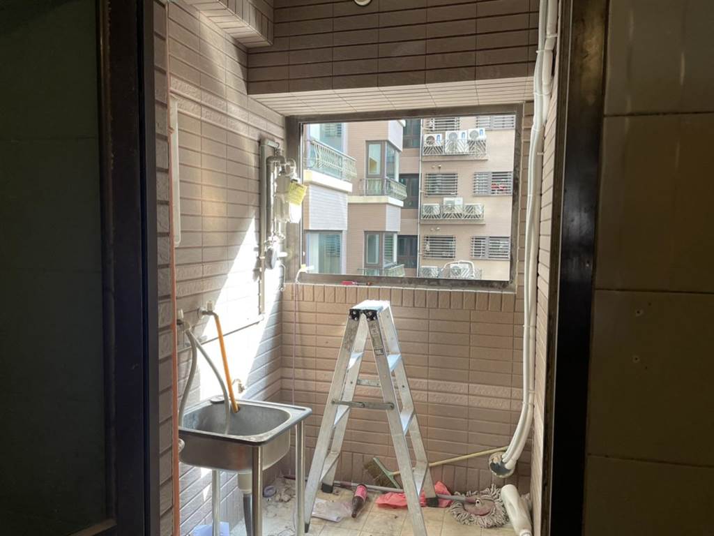 ▲蔡姓男子安裝冷氣室外機時，不慎失足跌落。（圖／翻攝畫面）