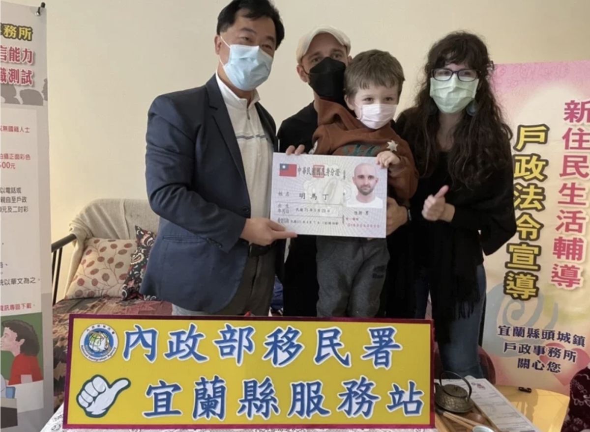 ▲頭城鎮代理鎮長蔡文益（左）頒發身分證給明馬丁（後）。（圖／移民署宜蘭縣服務站提供）