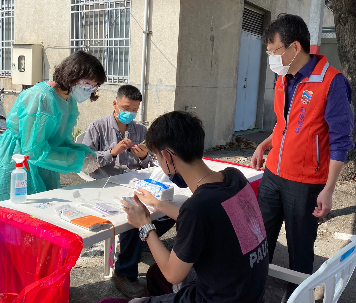 台灣港務公司高雄港務分公司副總經理蘇建榮(右)到高雄港快篩站瞭解快篩運作的情形。(圖／記者黃守作攝，2022.04.07)