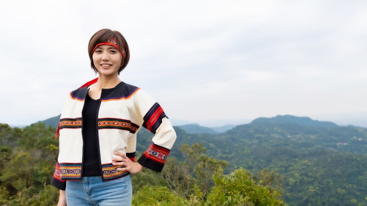 ▲《華視新聞雜誌》主持人Siku Yaway登筆架山。（圖／華視提供）