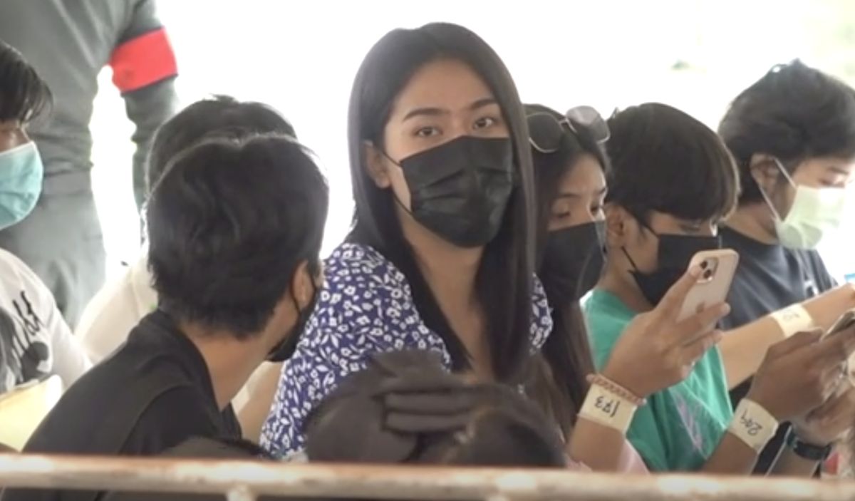 ▲泰國徵兵活動現場的跨性別人士，因為外形出眾、身材姣好，吸引眾人目光。（圖／美聯社／達志影像）