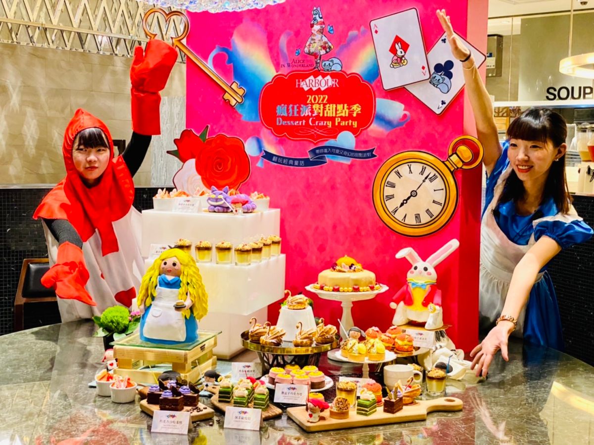 ▲人氣吃到飽「漢來海港甜點季」限時1個月開跑，邀來紐西蘭籍主廚Robert Hope客座，打造8款「愛麗絲夢遊仙境」童話般的夢幻甜點，不需另外加價便可加碼享用，最划算的平日下午茶只需消費660元起，就能無限量限定甜點吃到飽。還能在官方粉專上留言抽獎「母親節蛋糕免費送」。（圖／記者蕭涵云攝）