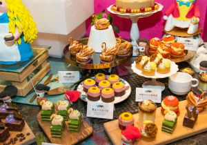 ▲漢來海港「愛麗絲夢遊仙境甜點季」一口氣推出8款特製童話甜點。（圖／漢來美食提供）