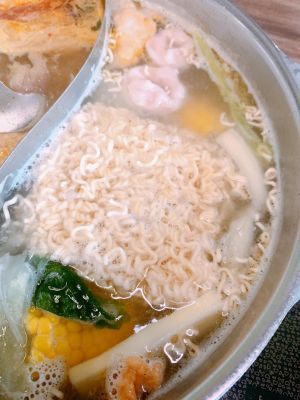 女網友好奇詢問「泡麵煮的時候,會把屑屑倒進去嗎?」(圖/翻攝爆廢公社公開版臉書) ▲女網友好奇詢問「泡麵煮的時候,會把屑屑倒進去嗎?」(圖/翻攝爆廢公社公開版臉書)