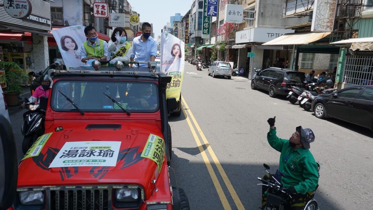 ▲初選民調最後衝刺，壯闊台灣聯盟發起人吳怡農及鳳山區立委許智傑今天聯袂為前金、新興、苓雅區市議員參選人，台美雙律師湯詠瑜加油打氣。（圖／邁向過半大聯盟提供）