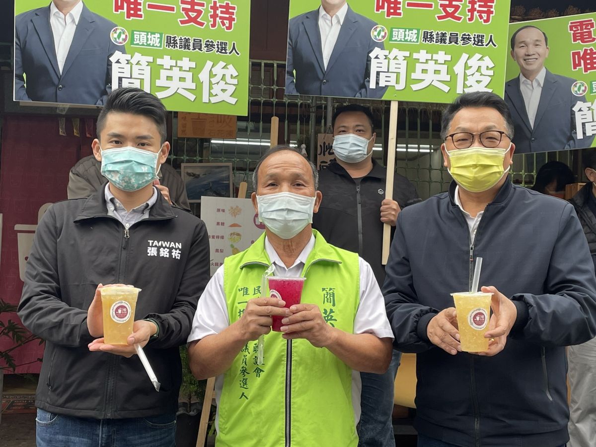 ▲爭取民進黨宜蘭縣第2選區議員提名的簡英俊（中），今日邀名嘴張銘祐陪同前往老街掃街拜票。（圖／黃惠慈提供）