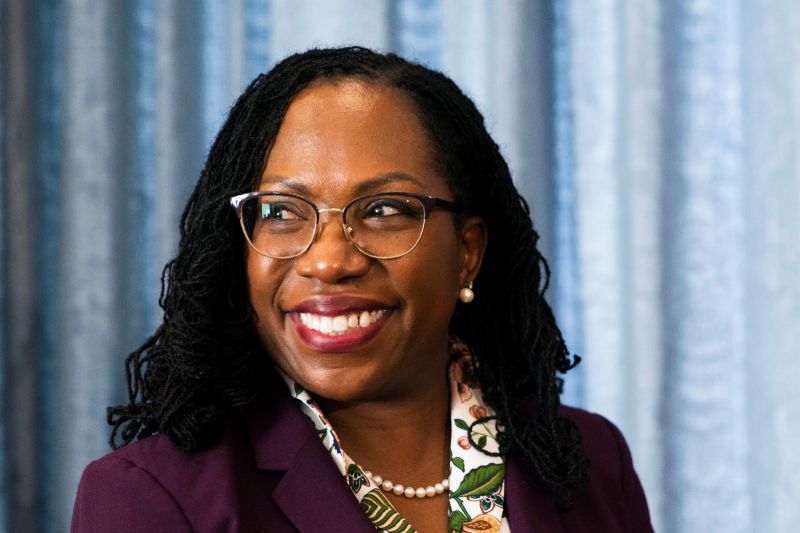 ▲傑克森（Ketanji Brown Jackson）宣誓就職，成為美國首位非裔女性大法官。（圖／美聯社／達志影像）