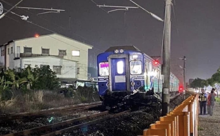 ▲嘉義縣水上鄉昨（7）日深夜發生一起嚴重意外，一輛轎車疑似因閃避轉彎車輛，失控翻滾飛越柵欄，落入鐵道後與台鐵電聯車相撞，駕駛當場死亡。（圖／翻攝自綠豆家藝人臉書）