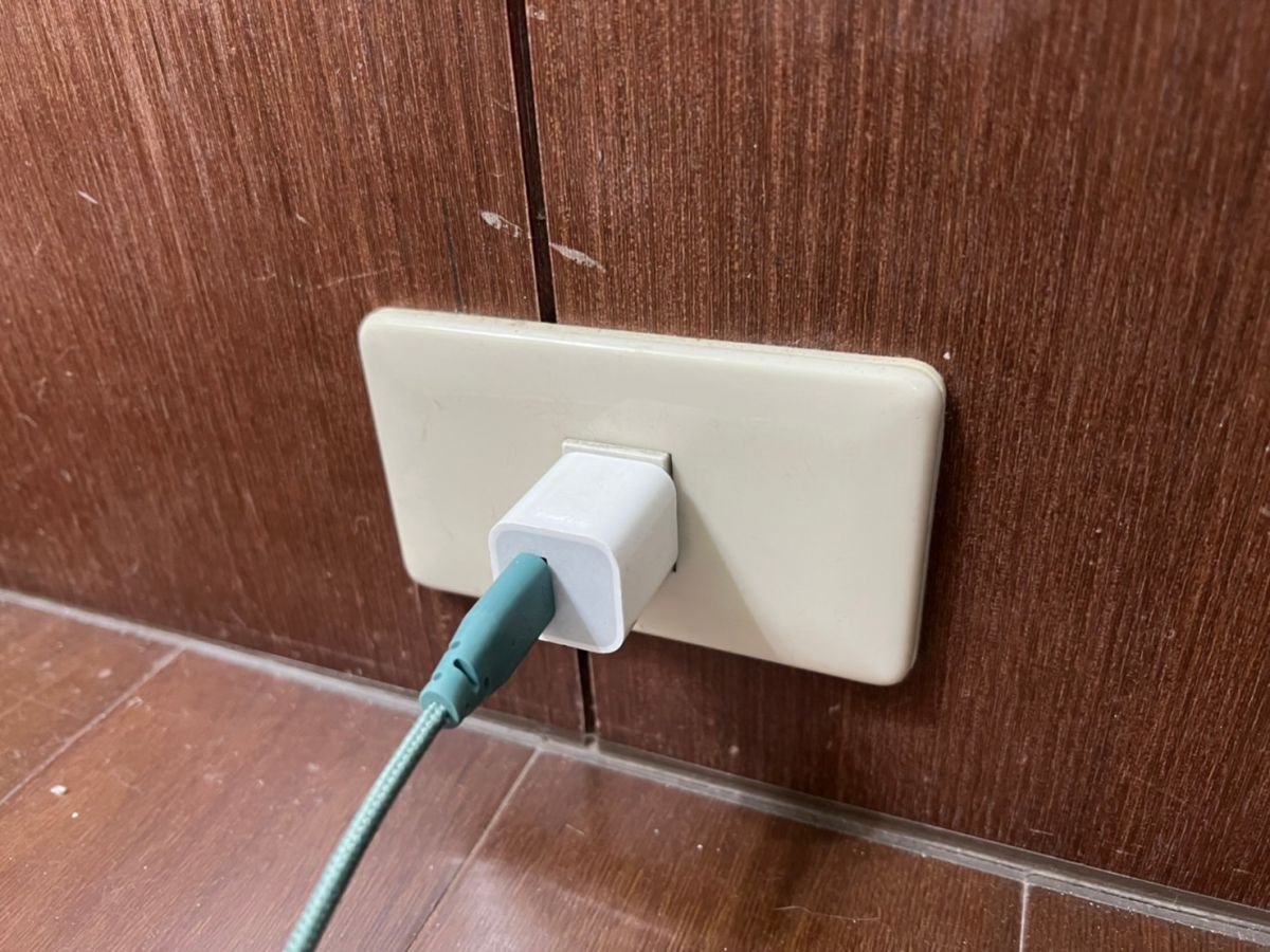 ▲英國省錢專家分享，即使是冰箱、電視及手機充電器等處於待機狀態，仍然會有驚人的耗電量。（示意圖／記者賴禹妡攝）