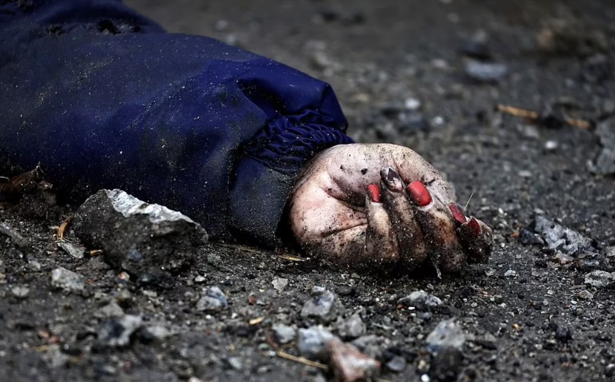 ▲52歲的烏克蘭女子費奇納在俄烏戰爭中遇害，死後遺體上的美甲圖案，成為友人認出她的關鍵。（圖／翻攝自每日郵報）