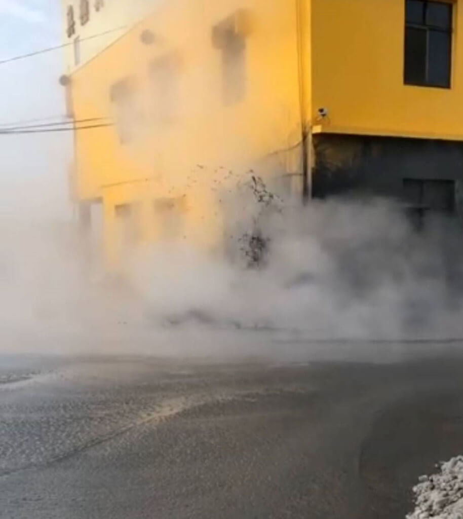 ▲屏東縣萬丹泥火山8日清晨6時再度噴發，噴發地點在灣內村的皇源聖殿旁，泥漿噴起近1層樓高。（圖／陳玉意提供 中央社記者郭芷瑄傳真 111年4月8日）