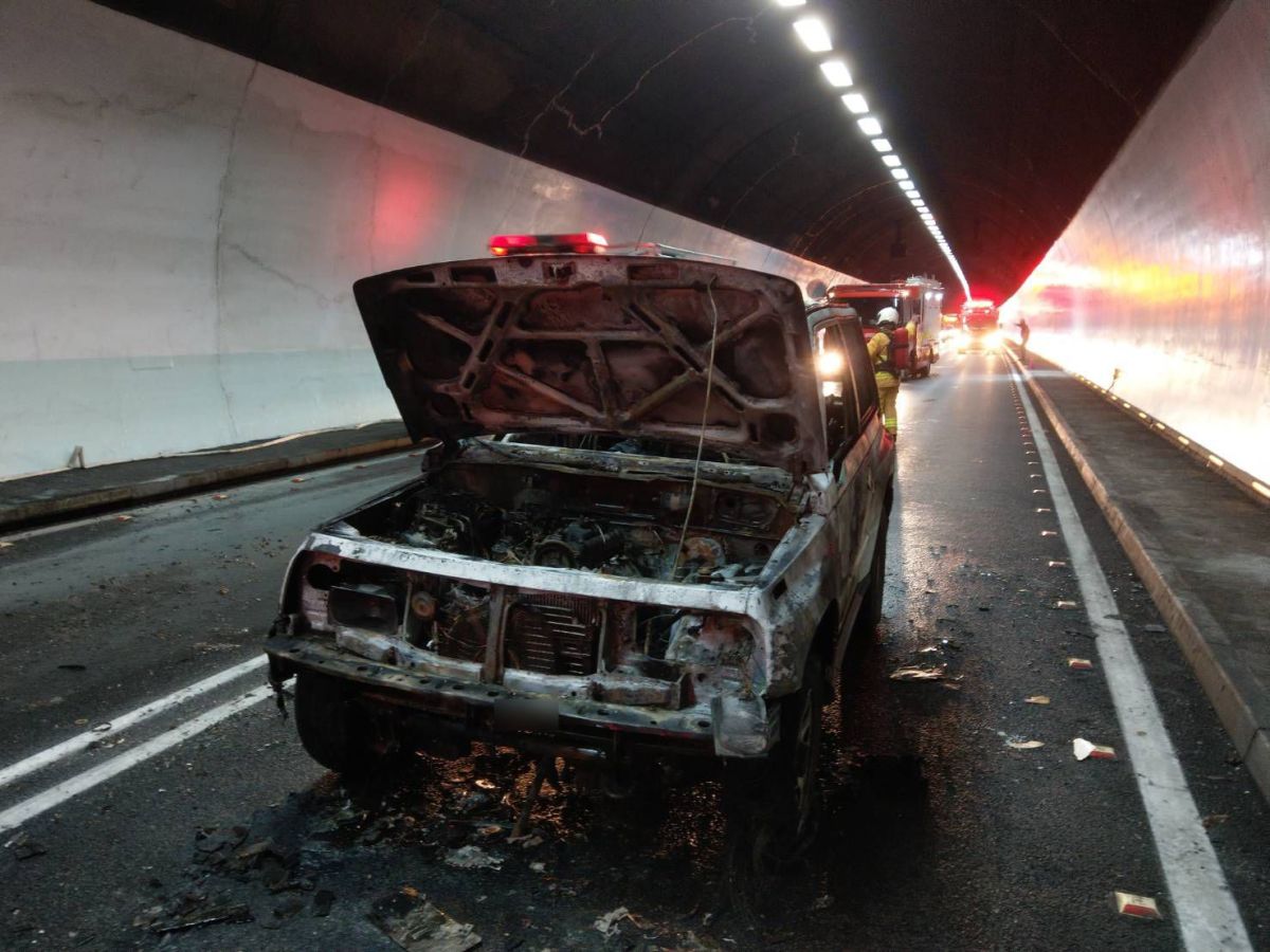 ▲國道5號雪山隧道今（8）早8點32分發生一起火燒車意外，車上駕駛自行逃出沒有受傷，但事故導致車流嚴重回堵，北上車道仍暫時封閉中。（圖／翻攝畫面）
