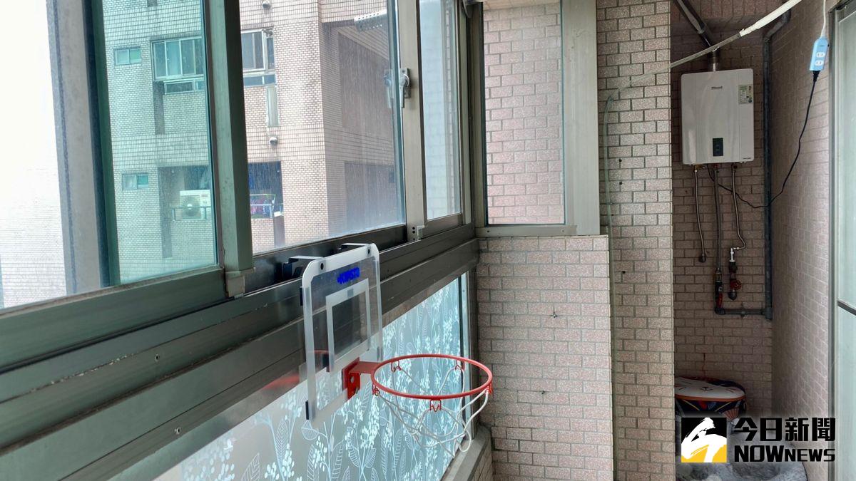 ▲出門經常掉東西、運氣不順、小人多，竟和陽台髒亂有關？命理專家簡少年提醒，「陽台風水」是整個家裡進氣最重要的地方。（圖／記者黃韻文攝影）