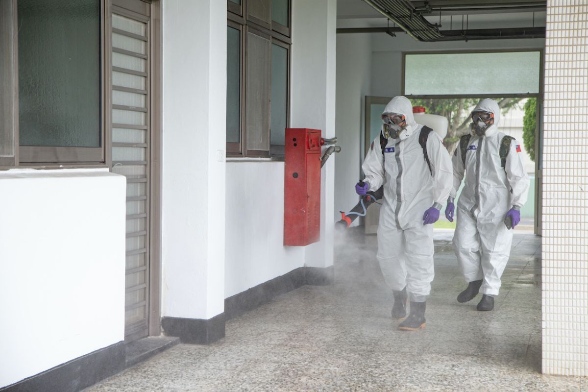 ▲隨著本土新冠肺炎確診人數增加，基層衛政單位量能吃緊，許多居隔民眾苦等不到居隔單等相關資料。（圖／軍聞社提供）