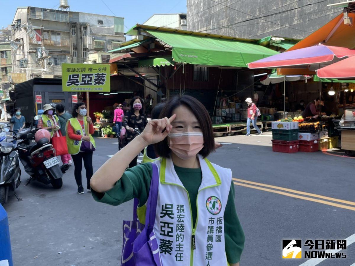 ▲爭取民進黨新北市第5選區（板橋）議員提名的吳亞蓁，因該區的初選競爭激烈，金曲台語歌后詹雅雯則抱病錄音相挺。（圖／記者陳志仁攝）