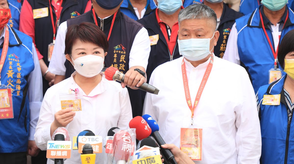 ▲大甲鎮瀾宮今（24）日進行董監事改選。圖為台中市長盧秀燕（左）以及鎮瀾宮董事長顏清標（右）。（圖／台中市政府提供）