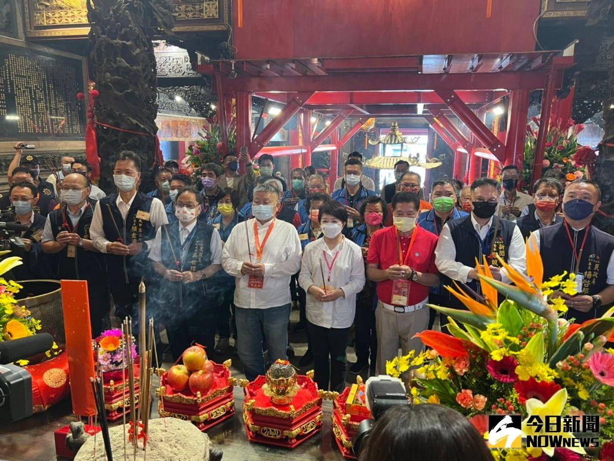 ▲台中市長盧秀燕今上午前往鎮瀾宮參拜及關心「疫苗3 ok」卡發放情形，希望遶境順利成功(圖／柳榮俊攝2022.4.8)