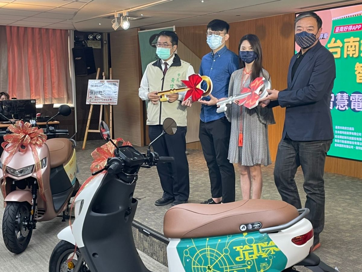 ▲台南市長黃偉哲與宏佳騰董事長鍾杰霖共同頒獎給黃先生與林小姐，兩人分別獲得大獎智慧電車（圖／記者林怡孜攝，2022,04,08）