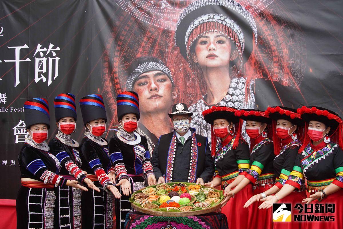 ▲「2022龍岡米干節」11日開跑，鄭文燦今天展示雲南特色美食簸箕飯。（圖／記者李春台攝，2022.04.08）