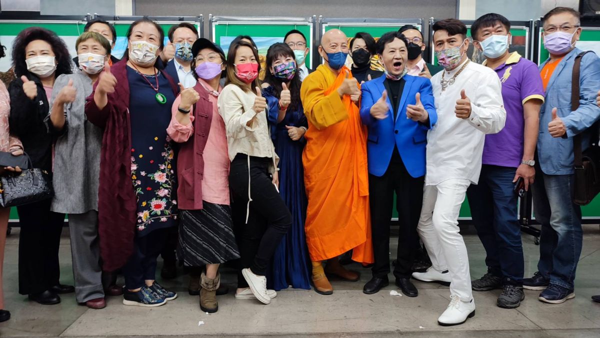 ▲療癒系畫家黃琯予舉辦「大地之愛」巡迴展，來自全台各地親朋好友與愛畫者前往參觀，場面熱鬧。（圖／黃琯予提供）