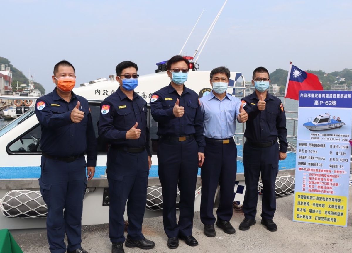 ▲高雄港務警察總隊舉行新造高P62號警艇啟用及祈福儀式，由總隊長莊勝雄(中)主持。(圖／記者黃守作攝，2022.04.08)