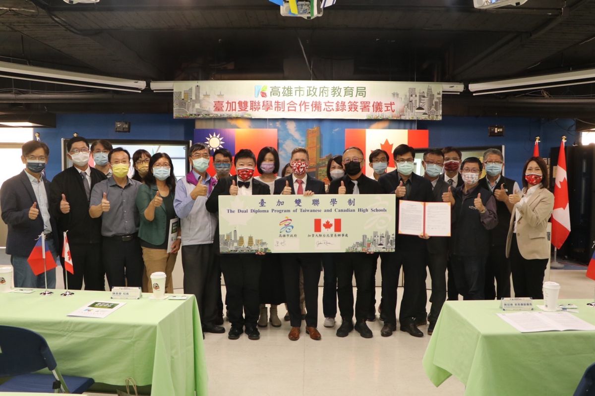 ▲高雄市副市長史哲今天代表市長陳其邁出席高市教育局與加拿大薩省GSCS教育局攜手開辦台加高中雙聯學制簽約儀式。(圖／截自史哲臉書)