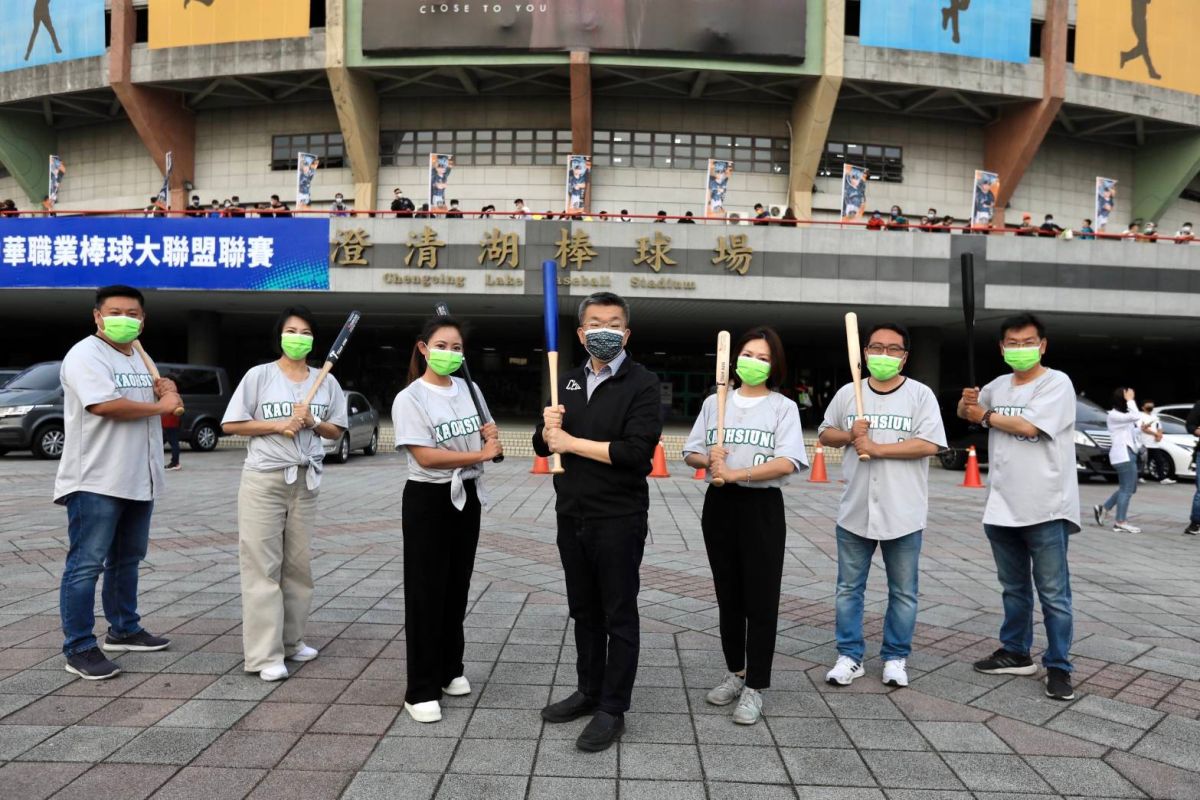 ▲「邁向過半大聯盟」議員參選人林慧欣、陳慶鴻、黃偵琳、湯詠瑜、蘇致榮、黃彥毓在中華職棒大聯盟會長蔡其昌見證下宣示組成邁盟高雄隊，一起進入議會。（圖／邁向過半大聯盟提供）