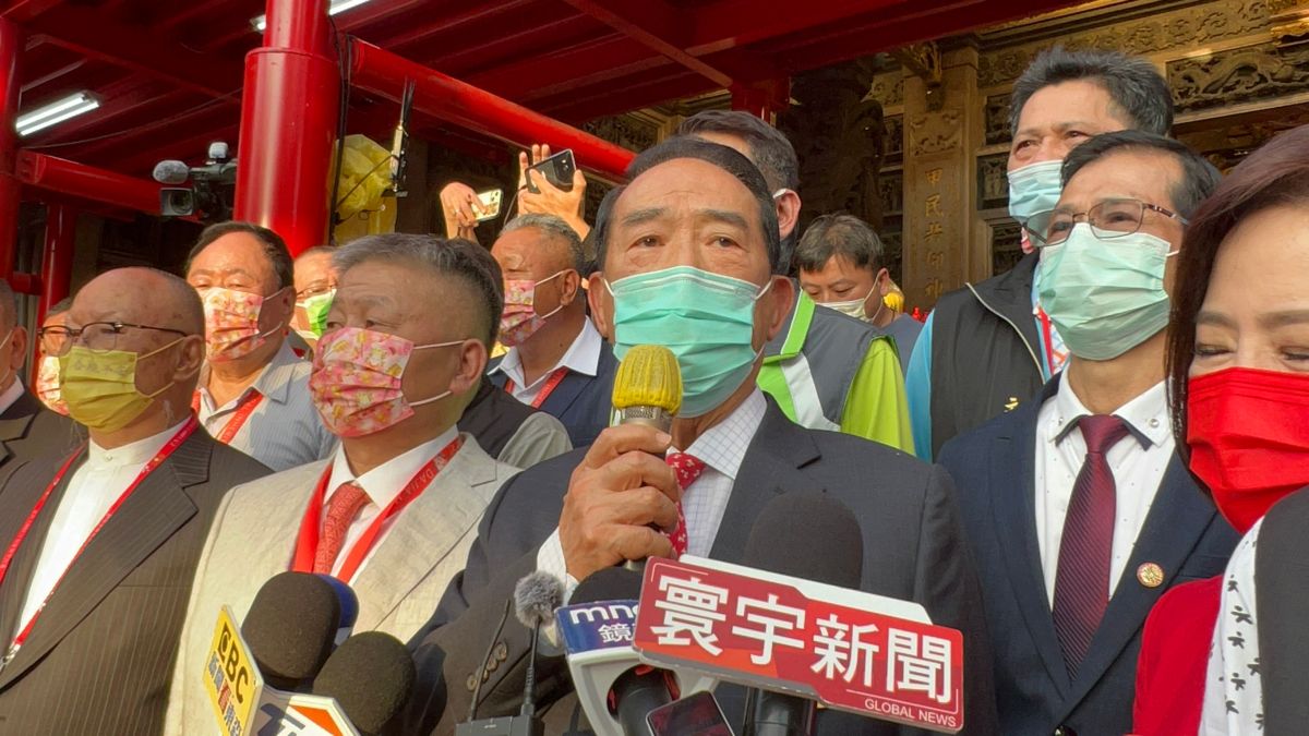 ▲宋楚瑜風雨送暖顏清標，強調「人在做媽祖婆在看」。（圖／記者顏幸如攝，2022.04.08）