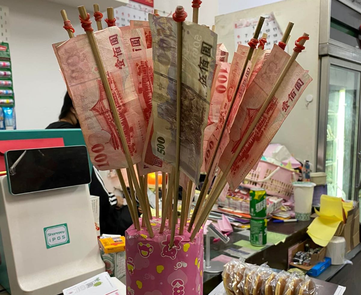 ▲有網友曬出一張桶子插滿鈔票箭的照片，隨即引起行家公布用途。（圖／翻攝爆廢公社臉書）