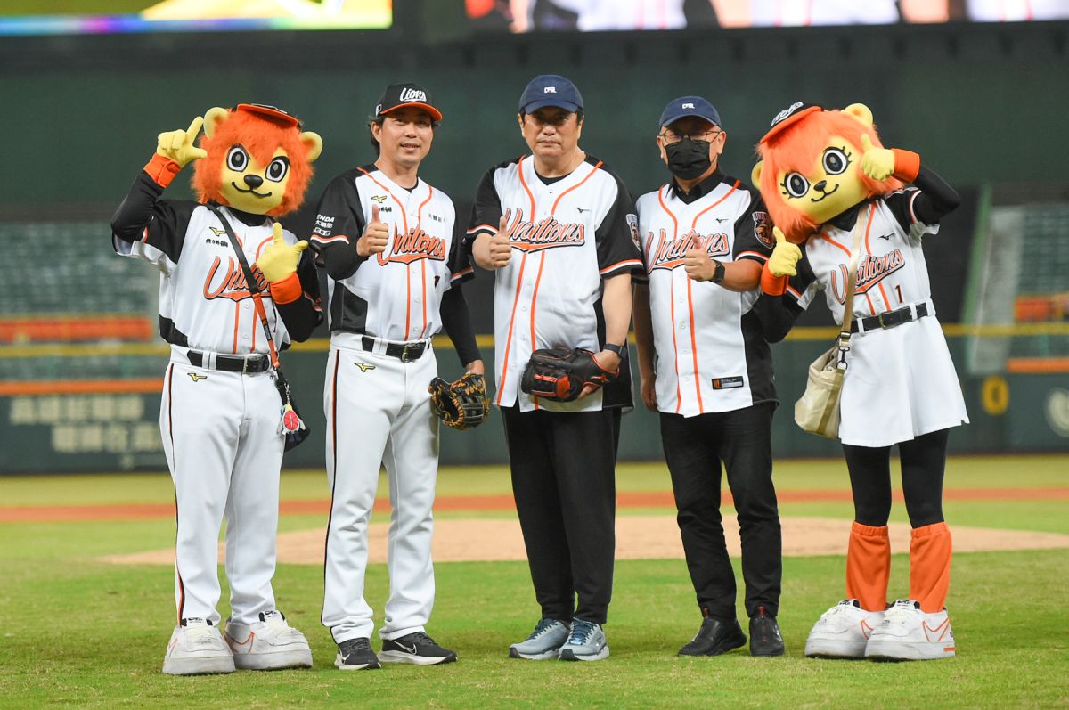 ▲為林岳平開心的男人，張仁平醫師為獅隊開球。（圖／獅隊提供）