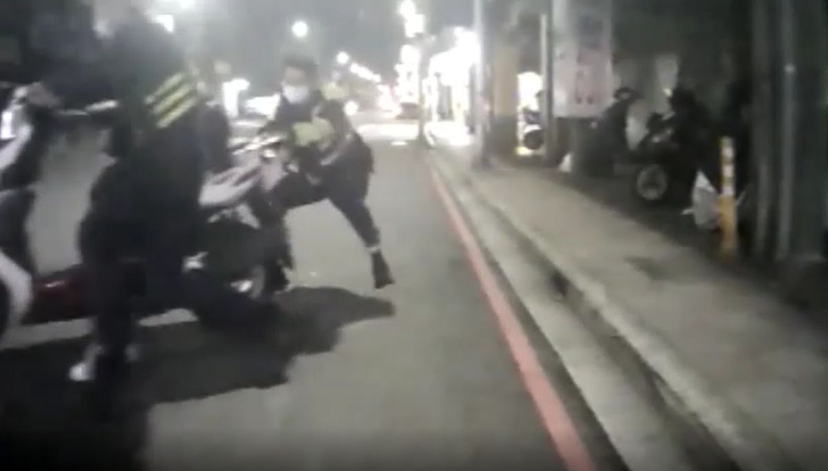 ▲邱姓警員酒測遭攔查，竟衝撞「自己人」試圖逃跑。（圖／翻攝畫面）