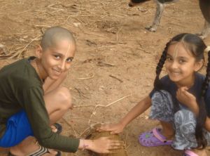 ▲印度神童阿南德與妹妹跟動物糞便「玩耍」。（圖／翻攝自臉書）
