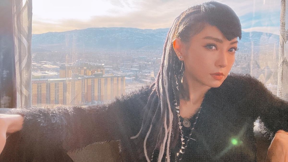 ▲謝金燕被保母車外的阿姨狂喊「夭壽」，與經紀人開車窗關切才知真相。（圖／開麗娛樂提供）