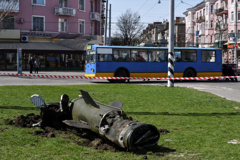 ▲烏克蘭東部一座用於撤離平民的火車站，先前曾遭俄軍襲擊。圖為現場發現的圖奇卡飛彈。（圖／美聯社／達志影像）
