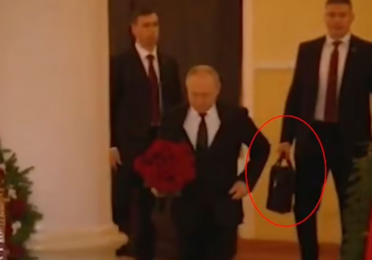 ▲俄羅斯總統蒲亭8日赴莫斯科大教堂，參加1名死於新冠肺炎的政客喪禮，其隨扈攜帶的「核足球」公事包引起外界注意。（圖／翻攝自每日郵報）