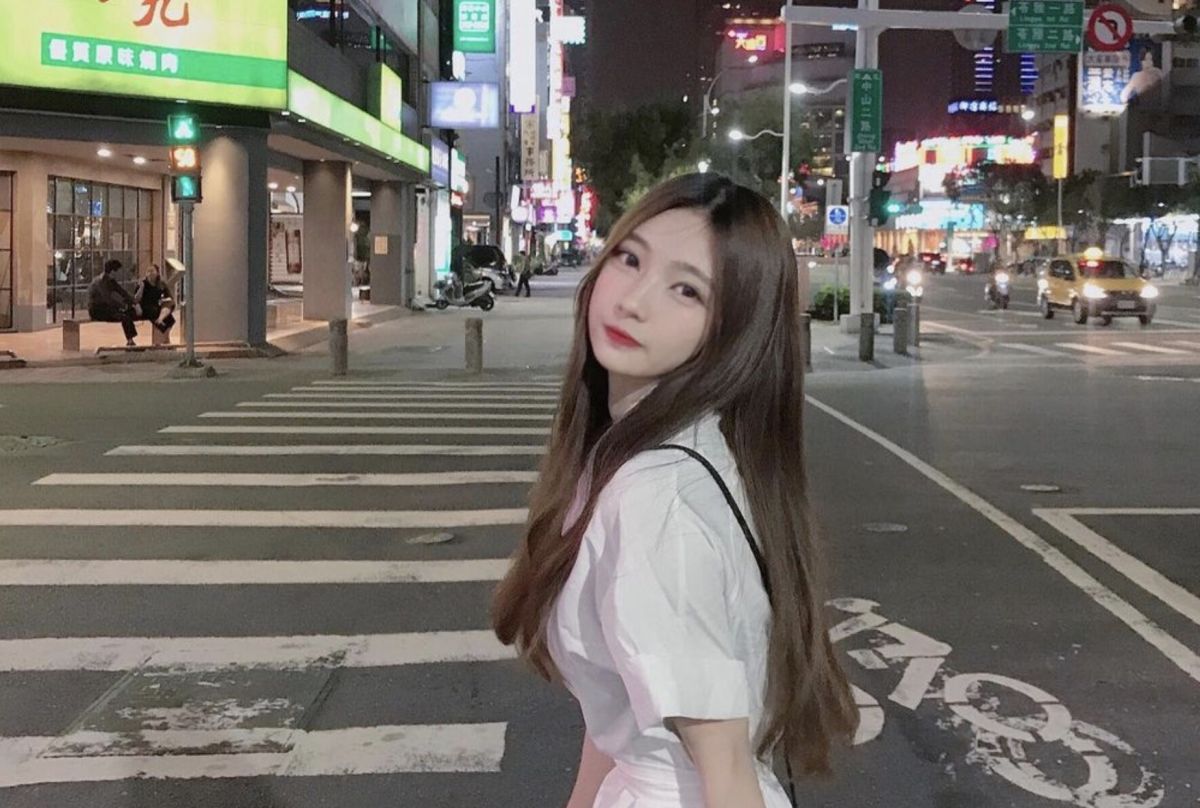 ▲廖老大日前開直播時，請坐在後方的美女幫忙賣T恤，其模樣讓不少在線粉絲暴動，原來此人是兒子廖洋的正妹女友。（圖/廖洋女友IG）