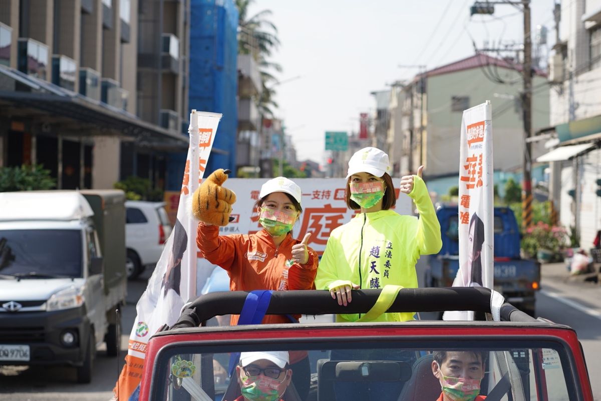 ▲李庭慧把握選前黃金週末，由立委趙天麟太太丁雅婷陪同全面車隊掃街。（圖／翻攝畫面）