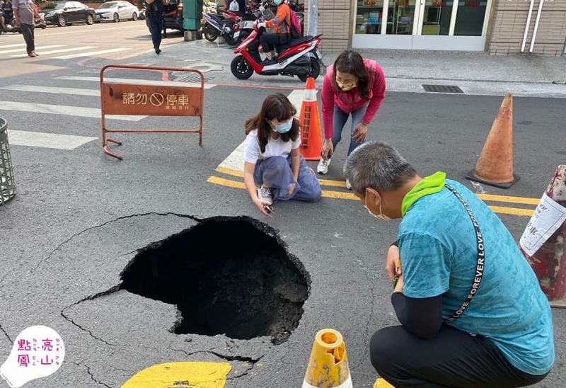 ▲高雄市鳳山區文化路、文昌街口今（9）日早上又傳出路面塌陷，馬路突然出現一個深約2公尺、寬約3公尺的大洞。（圖／翻攝自高雄市議員李雅靜臉書）