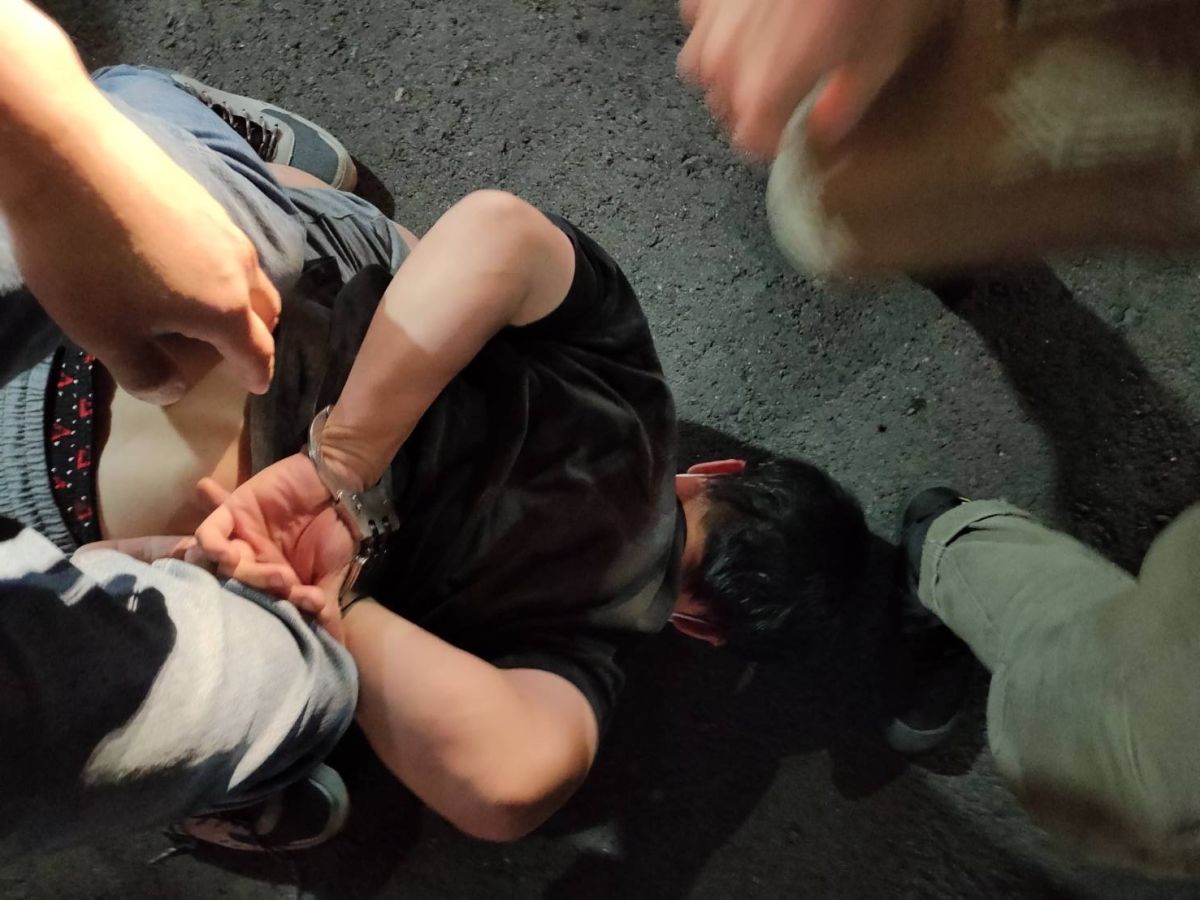 ▲桃園八德外役監獄昨（8）日下午1點42分，一位犯下縱火及竊盜罪的26歲林姓受刑人，謊稱要上廁所後翻牆落跑，逃亡將近半天時間，於今日凌晨1點多在台中清水落網被押回桃園。（圖／翻攝畫面）