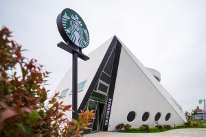 宜蘭頭城門市以遊艇為設計意象。 ▲宜蘭頭城門市以遊艇為設計意象。