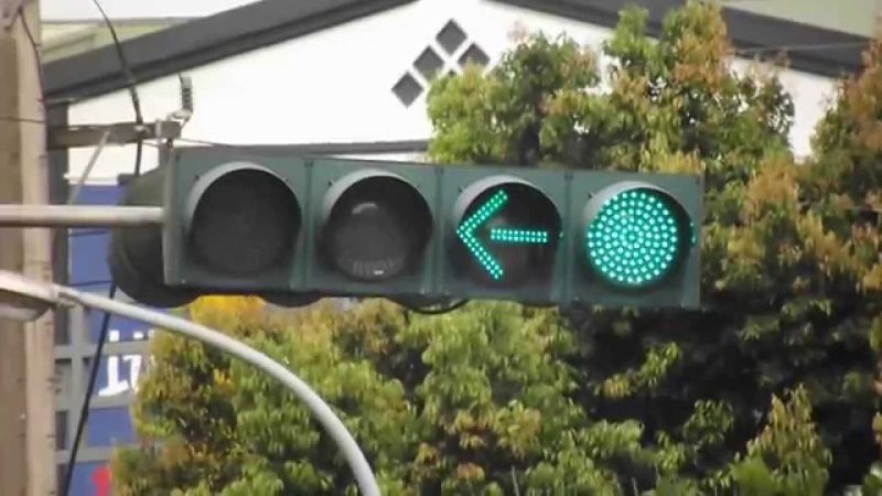 ▲網友近日熱烈討論紅綠燈「圓形綠燈」是否可以直接左轉的問題。（圖/爆廢公社公開版）