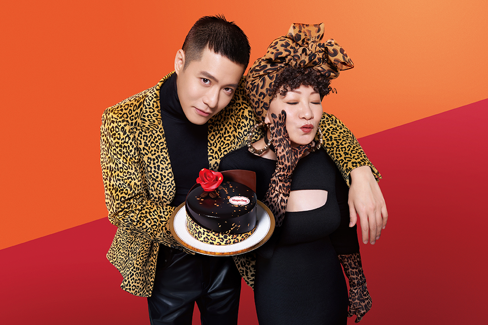 ▲Häagen-Dazs 2022母親節蛋糕上市，即日起推出早鳥預購，並邀請周湯豪母子首度合體代言。（圖／廠商提供）