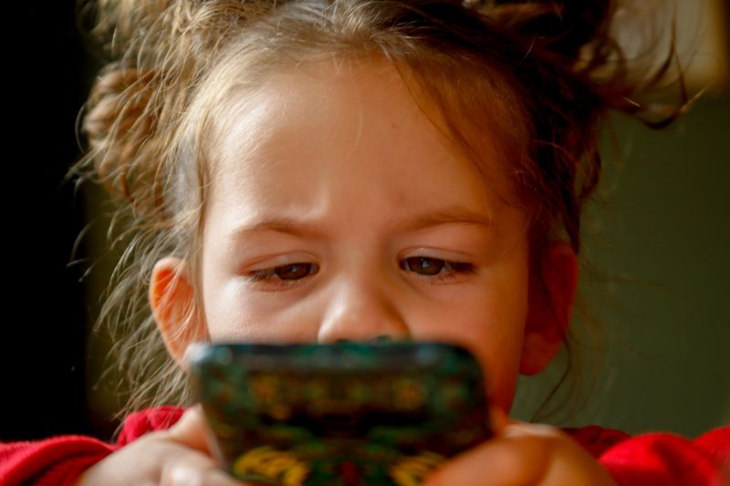 ▲有網友就分享，自己偶然看見小女孩打開平板，好奇心驅使下就喵了一的螢幕，結果竟然發現對方在看「ASMR」。（示意圖，圖中人物與本人無關／取自pixabay）