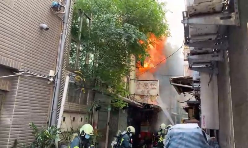 北市大同宮廟火警！樓板塌陷3消防員險受困　幸無人受傷
