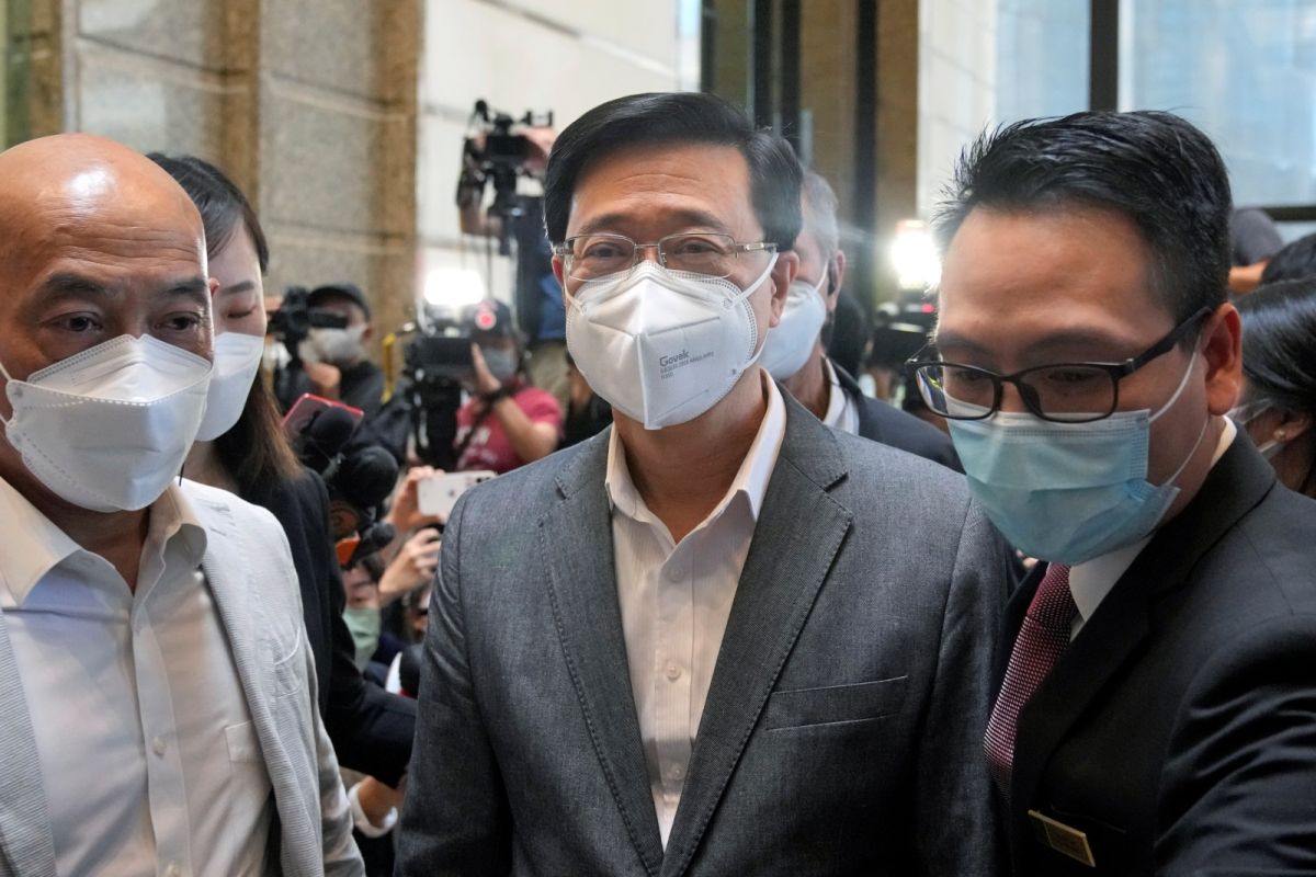 ▲香港前政務司長李家超預料會成為下任特首。分析指出，這反映北京將國家安全及政權安全放在壓倒性的位置，未來香港會成為中國與國際鬥爭的陣地，治港大方向會愈來愈緊。（圖／美聯社／達志影像）