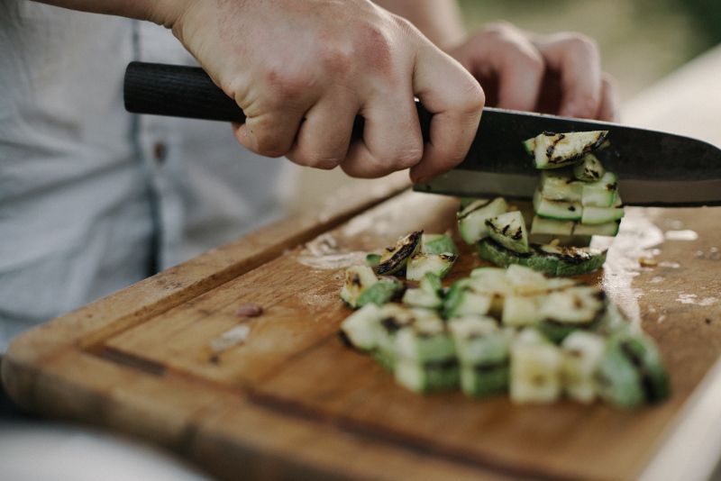 ▲人妻無奈抱怨，婆婆常常將食物直接倒掉。（示意圖／取自unsplash）